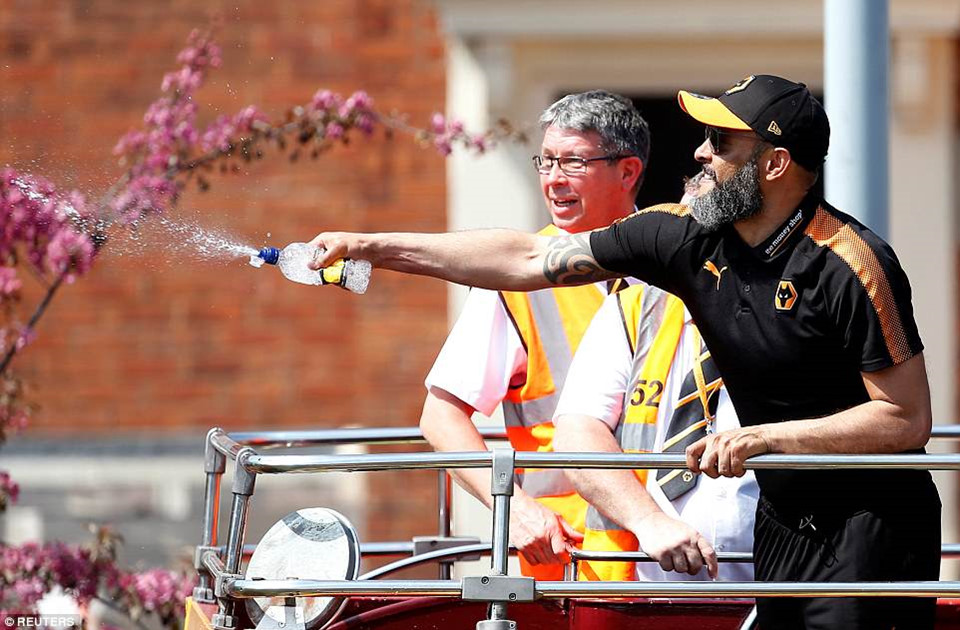 Đường phố chuyển màu vàng ngày Bầy sói trở lại Premier League